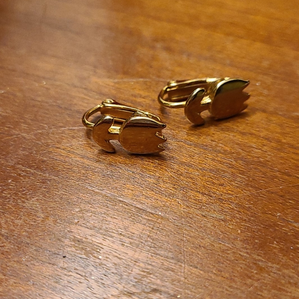 Tulip clip earrings